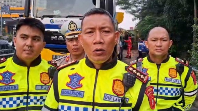 Truk Muatan Pasir Terguling di Tol Jakarta-Tangerang: Kernet Tewas, Kemacetan Mengular