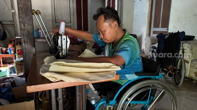 Perajin batik tulis disabilitas dari Difabel Zone (suara.com/Chyntia Sami)