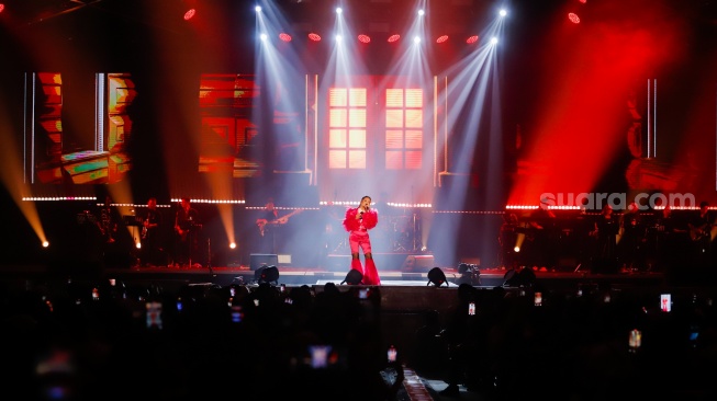 Penyanyi Krisdayanti saat tampil dalam acara BNI Java Jazz Festival 2025 di JIExpo Kemayoran, Jakarta, Sabtu (31/5/2025). [Suara.com/Alfian Winanto]