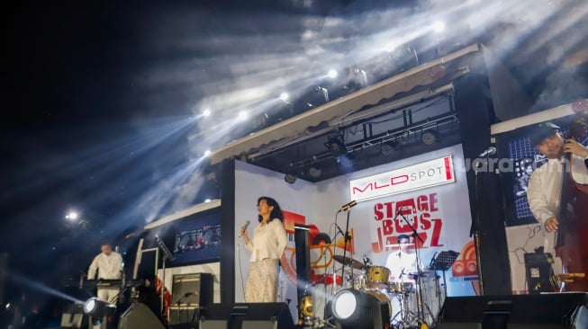 Penyanyi Natasya Elvira tampil bersama band Societeit de Harmonie di panggung Java Jazz Festival 2025 di JIExpo Kemayoran, Jakarta, Sabtu (31/5/2025). [Suara.com/Alfian Winanto]