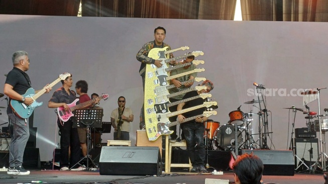 Keren Abis, Balawan Mainkan Gitar 9 Neck Saat Kolaborasi Bareng Jakarta Drumschool All Stars