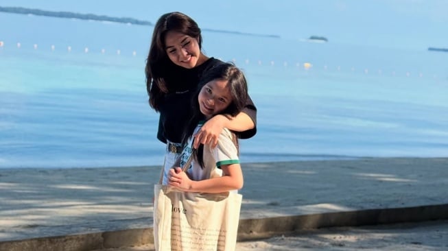 Gisella Anastasia mengajak putrinya, Gempi berlibur ke Pulau Seribu, Jakarta. [Instagram]