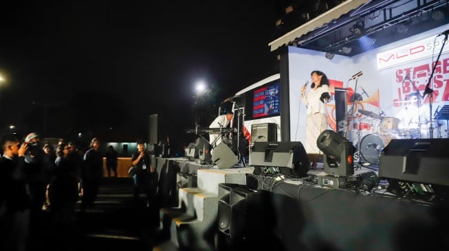 Penyanyi Natasya Elvira tampil bersama band Societeit de Harmonie di panggung Java Jazz Festival 2025 di JIExpo Kemayoran, Jakarta, Sabtu (31/5/2025). [Suara.com/Alfian Winanto]