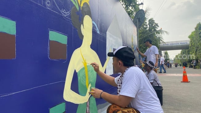 Tiga warga binaan Rutan Kelas I Surakarta ikut berpartisipasi dan berkreasi dalam Meeting of Styles (MOS) 2025 di area pabrik cat PT Indaco Warna Dunia (INDACO) di Pulosari, Kecamatan Kebakkramat, Karanganyar, Sabtu (31/5/2025). [Suara.com/Ronald Seger Prabowo]