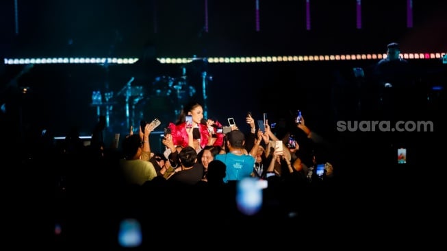 Penyanyi Krisdayanti saat tampil dalam acara BNI Java Jazz Festival 2025 di JIExpo Kemayoran, Jakarta, Sabtu (31/5/2025). [Suara.com/Alfian Winanto]