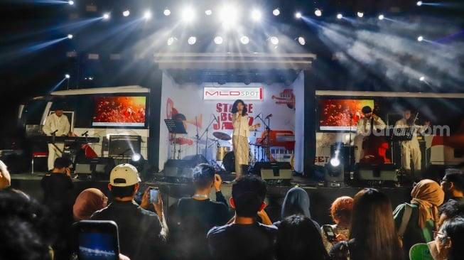 Penyanyi Natasya Elvira tampil bersama band Societeit de Harmonie di panggung Java Jazz Festival 2025 di JIExpo Kemayoran, Jakarta, Sabtu (31/5/2025). [Suara.com/Alfian Winanto]