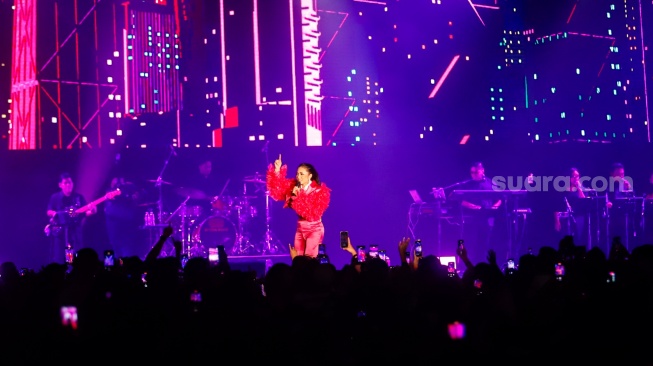 Penyanyi Krisdayanti saat tampil dalam acara BNI Java Jazz Festival 2025 di JIExpo Kemayoran, Jakarta, Sabtu (31/5/2025). [Suara.com/Alfian Winanto]