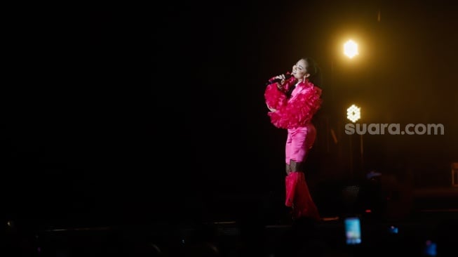 Penyanyi Krisdayanti saat tampil dalam acara BNI Java Jazz Festival 2025 di JIExpo Kemayoran, Jakarta, Sabtu (31/5/2025). [Suara.com/Alfian Winanto]