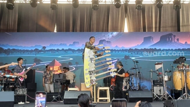 Gitaris Balawan tampil di Java Jazz Festival 2025 dengan menampilkan gitar 9 neck yang berlangsung di JIExpo Kemayoran, Jakarta, Jumat (30/5/2025). [Tiara Rosana/Suara.com]