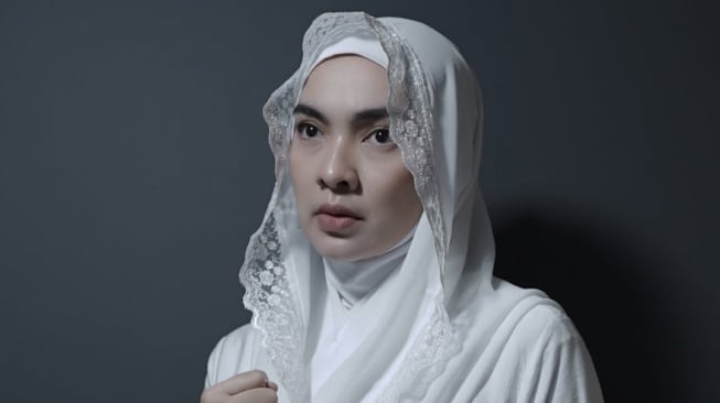 Tika Bravani akan melakukan pertunjukan monolog bertajuk "Aku yang Tak Kehilangan Suara". Tika memerankan Siti Walidah, istri KH Ahmad Dahlan. [Instagram]