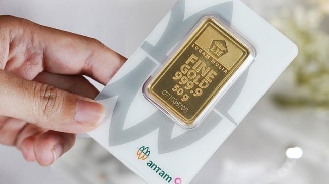 Harga Emas Antam Anjlok Rp12.000 di Akhir Pekan