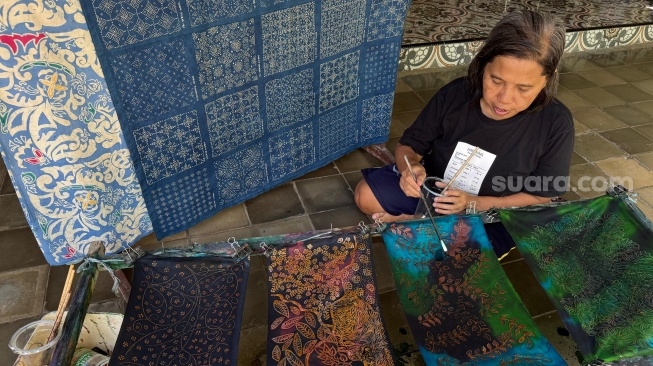 Perajin batik tulis disabilitas dari Difabel Zone (Suara.com/Chyntia Sami)