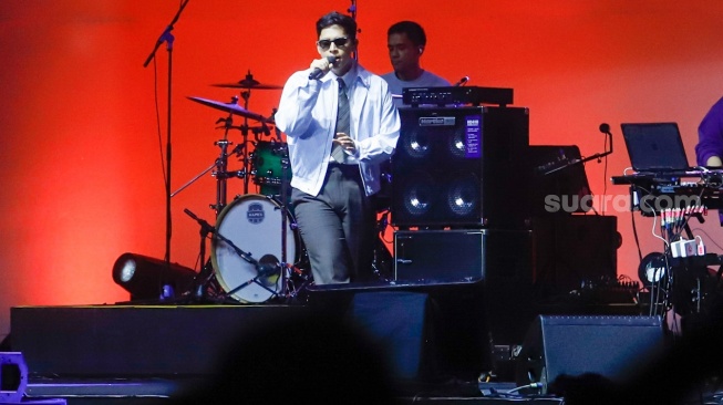 Penyanyi Adikara saat tampil dalam acara BNI Java Jazz Festival 2025 di JIExpo Kemayoran, Jakarta, Sabtu (31/5/2025). [Suara.com/Alfian Winanto]