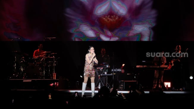 Penyanyi Andien saat tampil dalam acara BNI Java Jazz Festival 2025 di JIExpo Kemayoran, Jakarta, Jumat (30/5/2025). [Suara.com/Alfian Winanto]