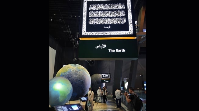 Sejumlah pengunjung berada di The Makkah Clock Tower Museum yang terletak di dekat Masjidil Haram, Makkah, Arab Saudi, Selasa (27/5/2025). [ANTARA FOTO/Andika Wahyu/YU]