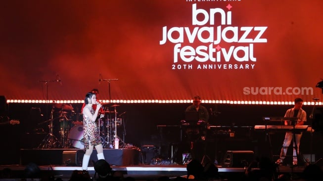 Penyanyi Andien saat tampil dalam acara BNI Java Jazz Festival 2025 di JIExpo Kemayoran, Jakarta, Jumat (30/5/2025). [Suara.com/Alfian Winanto]