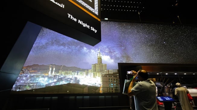Sejumlah pengunjung berada di The Makkah Clock Tower Museum yang terletak di dekat Masjidil Haram, Makkah, Arab Saudi, Selasa (27/5/2025). [ANTARA FOTO/Andika Wahyu/YU]