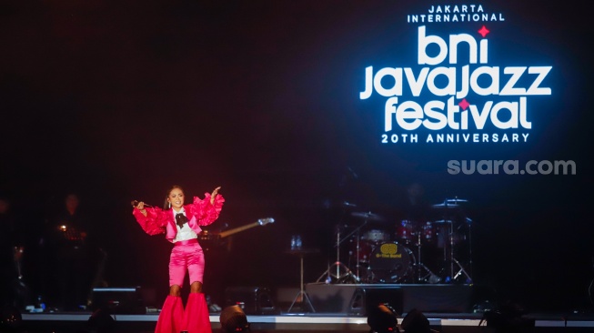 Penyanyi Krisdayanti saat tampil dalam acara BNI Java Jazz Festival 2025 di JIExpo Kemayoran, Jakarta, Sabtu (31/5/2025). [Suara.com/Alfian Winanto]