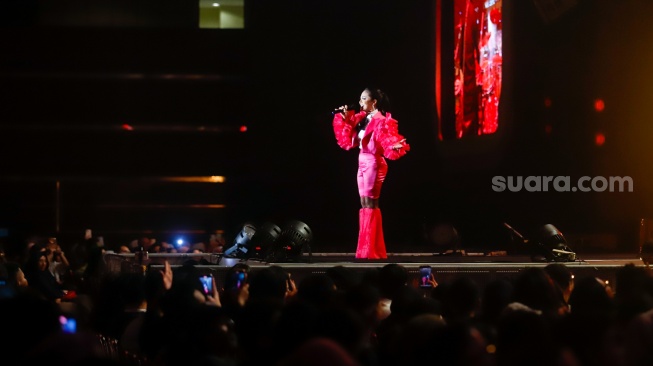 Penyanyi Krisdayanti saat tampil dalam acara BNI Java Jazz Festival 2025 di JIExpo Kemayoran, Jakarta, Sabtu (31/5/2025). [Suara.com/Alfian Winanto]