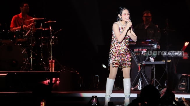 Penyanyi Andien saat tampil dalam acara BNI Java Jazz Festival 2025 di JIExpo Kemayoran, Jakarta, Jumat (30/5/2025). [Suara.com/Alfian Winanto]