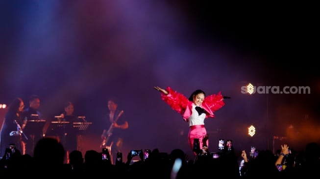 Penyanyi Krisdayanti saat tampil dalam acara BNI Java Jazz Festival 2025 di JIExpo Kemayoran, Jakarta, Sabtu (31/5/2025). [Suara.com/Alfian Winanto]