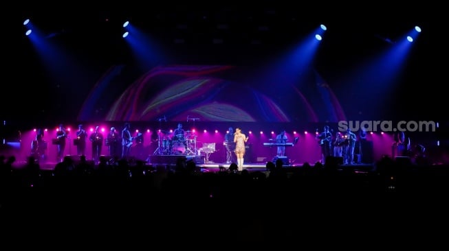Penyanyi Andien saat tampil dalam acara BNI Java Jazz Festival 2025 di JIExpo Kemayoran, Jakarta, Jumat (30/5/2025). [Suara.com/Alfian Winanto]