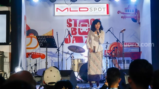 Penyanyi Natasya Elvira tampil bersama band Societeit de Harmonie di panggung Java Jazz Festival 2025 di JIExpo Kemayoran, Jakarta, Sabtu (31/5/2025). [Suara.com/Alfian Winanto]