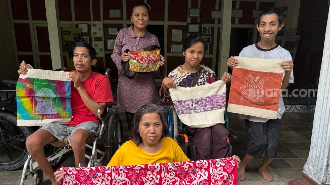 Perajin batik tulis disabilitas dari Difabel Zone, Yogyakarta (Suara.com/Chyntia Sami)