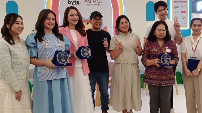 Marshanda dan dr Reisa Broto Asmoro di sebuah acara tentang gaya hidup sehat. [Instagram]