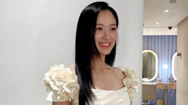 Gaya Simpel tapi Bikin Naksir! Intip 5 Padu Padan Manis ala Kim Hye Yoon