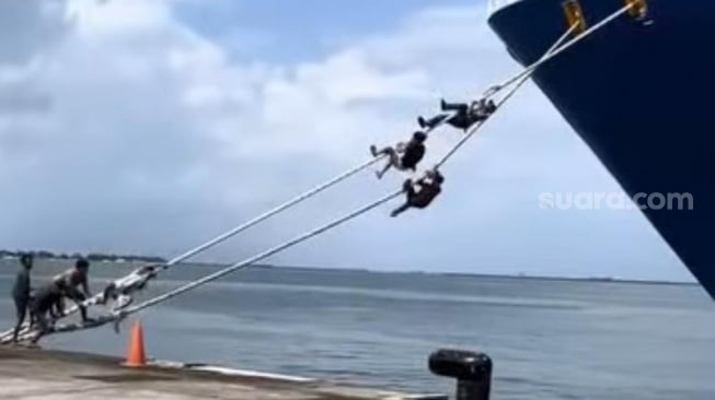 Pedagang Panjat Kapal di Makassar, Indonesia Bisa Dicoret Dari Jalur Pelayaran Dunia