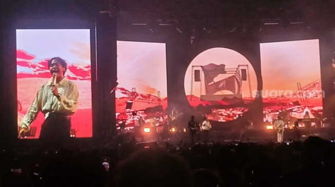 Grup musik .Feast menggelar konser bertajuk 'Pertunjukan Membangun & Menghancurkan'. Acara ini diselenggarakan di International Velodrome, Rawamangun, Jakarta Timur pada Sabtu, 31 Mei 2025. [Suara.com/Rena Pangesti]