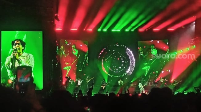 Grup musik .Feast menggelar konser bertajuk 'Pertunjukan Membangun & Menghancurkan'. Acara ini diselenggarakan di International Velodrome, Rawamangun, Jakarta Timur pada Sabtu, 31 Mei 2025. [Suara.com/Rena Pangesti]