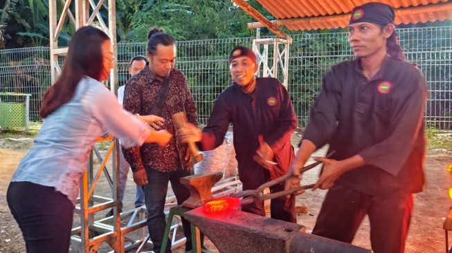 Empu perempuan, Intan Pangestu memperlihatkan keris-keris buatannya dalam Pameran Reka Cipta #2 Lumur Wesi Aji di Embung Giwangan, Kota Yogyakarta, Kamis (29/5/2025) petang. [Kontributor Suarajogja/Putu Ayu Palupi]