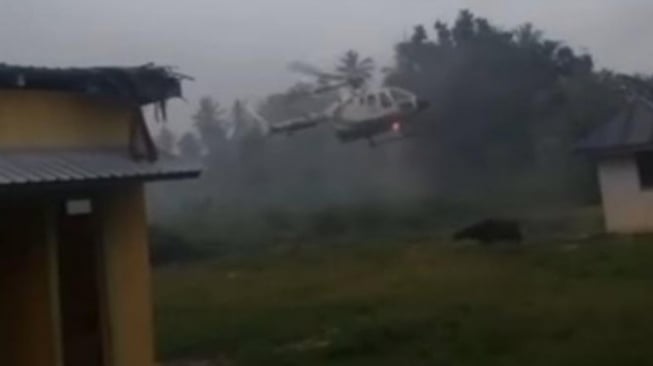 Momen detik-detik helikopter mendarat darurat di kabupaten Enrekang, Sulawesi Selatan, akibat cuaca buruk [SuaraSulsel.id/Istimewa]