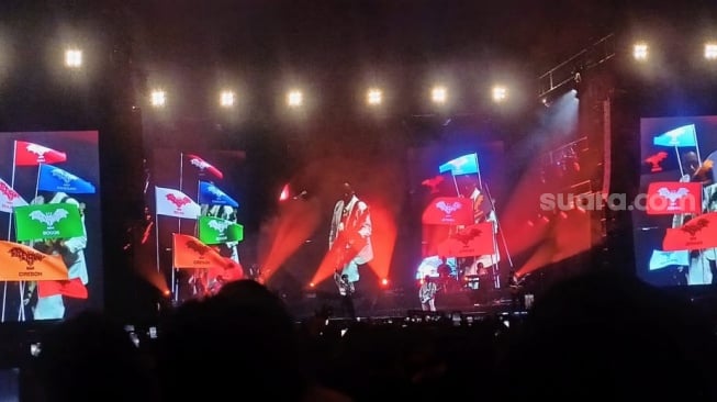 Grup musik .Feast menggelar konser bertajuk 'Pertunjukan Membangun & Menghancurkan'. Acara ini diselenggarakan di International Velodrome, Rawamangun, Jakarta Timur pada Sabtu, 31 Mei 2025. [Suara.com/Rena Pangesti]
