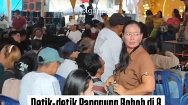 Panik Massal! Panggung Hajatan di Palembang Ambruk Saat Warga Asyik Joget