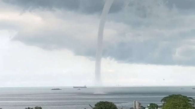 Pusaran Angin di Teluk Balikpapan Bikin Geger, Apa Itu Waterspout?