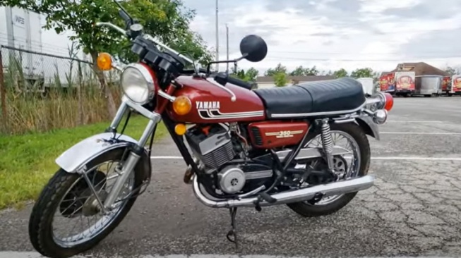 Yamaha RD350 (1973-1975). [YouTube Pete's Classic Cycle]