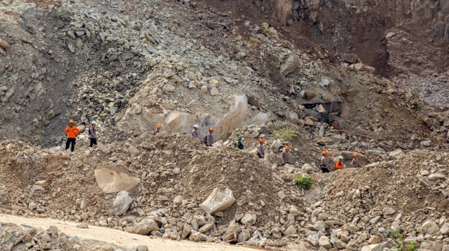 Petugas gabungan mencari korban dengan menyusuri lokasi longsor galian C, Cipanas, Dukuhpuntang, Kab. Cirebon, Jawa Barat, Sabtu (31/5/2025). [ANTARA FOTO/Dedhez Anggara/agr]