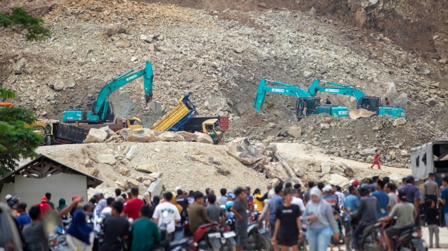 Petugas gabungan dengan alat berat mencari korban longsor yang tertimbun bebatuan di lokasi galian C, Cipanas, Dukuhpuntang, Kab. Cirebon, Jawa Barat, Jumat (30/5/2025). [ANTARA FOTO/Dedhez Anggara/agr]