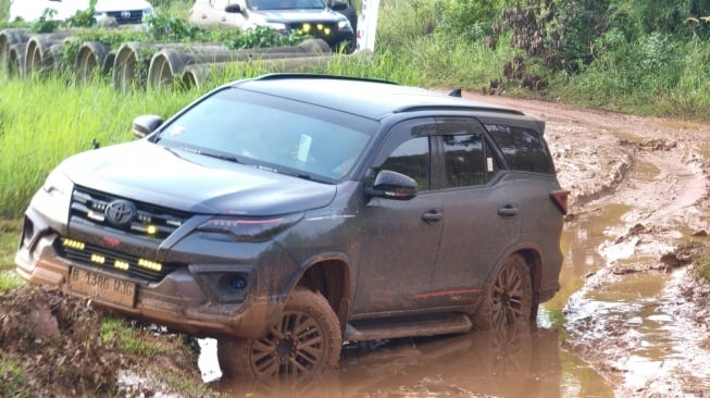 Sebanyak 30 member ID42NER diberikan kesempatan untuk menjajal ketangguhan Toyota Fortuner, termasuk varian New Fortuner 4x4 GR-S, VRZ, SRZ, dan Fortuner VNT, langsung di lintasan off road yang menantang. (Foto: ID42NER)