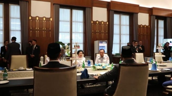 Presiden Prabowo Subianto memuji penampilan Presiden ke-5 Megawati Soekarnoputri karena dianggap luar biasa. Megawati dipuji karena usaha diet yang dijalaninya untuk mengecilkan berat badan dianggap berhasil. Pertemuan kedua tokoh itu digelar dalam momen peringatan Hari Lahir Pancasila di Gedung Kemenlu, Jakarta. (Foto: Tim Media Prabowo Subianto)