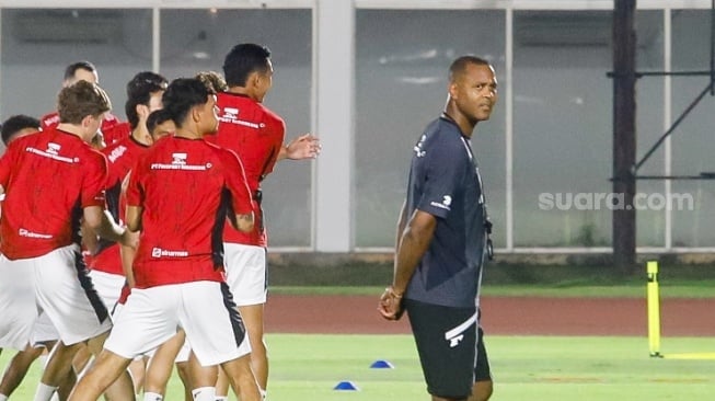 Pelatih Timnas Indonesia Patrick Kluivert saat memimpin sesi latihan di Stadion Madya, Jakarta, Senin (2/6/2025). [Suara.com/Alfian Winanto]