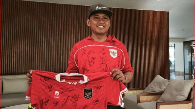 Naik Sepeda Motor ke Bali Dan Bayar Hotel Rp 10 Juta Demi Bertemu Pemain Timnas