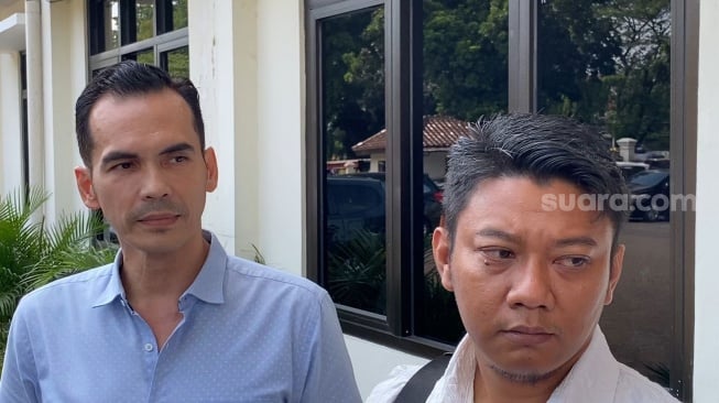 Atalarik Syach saat mendatangi Pengadilan Negeri Cibinong, Bogor, Jawa Barat terkait urusan sengketa lahan kediamannya, Senin, 2 Juni 2025. [Suara.com/Adiyoga Priyambodo]