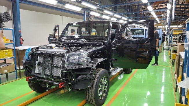BAIC Indonesia mengumumkan kendaraan BAIC BJ40 Plus yang merupakan hasil perakitan lokal pertama di Indonesia, yang dirakit di fasilitas, PT HANDAL INDONESIA MOTOR (PT HIM) di Purwakarta, Jawa Barat, Senin (2/6/2025). [SUARA.COM/Michele Alessandra]