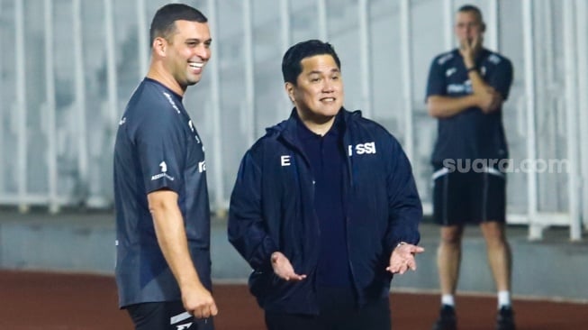 Ketua Umum PSSI Erick Thohir saat memantau sesi latihan Timnas Indonesia di Stadion Madya, Jakarta, Senin (2/6/2025). [Suara.com/Alfian Winanto]