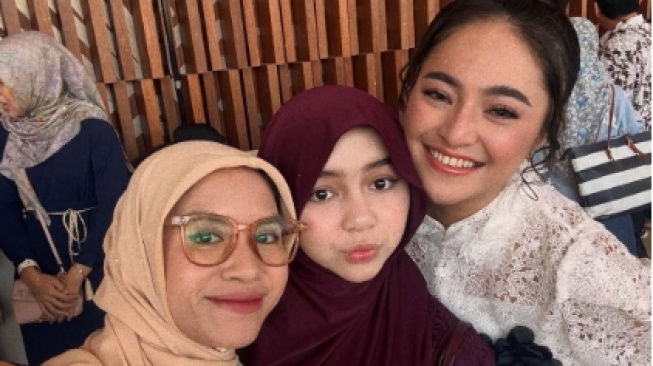 7 Momen Sienna Kasyafani Lulus SD, Didampingi Dua Ibu