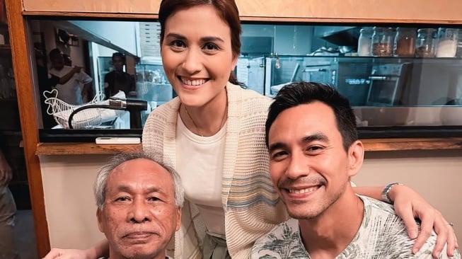 Kisah Mualaf Samanta Elsener, Adik Darius Sinathrya. [Instagram/darius_sinathrya]
